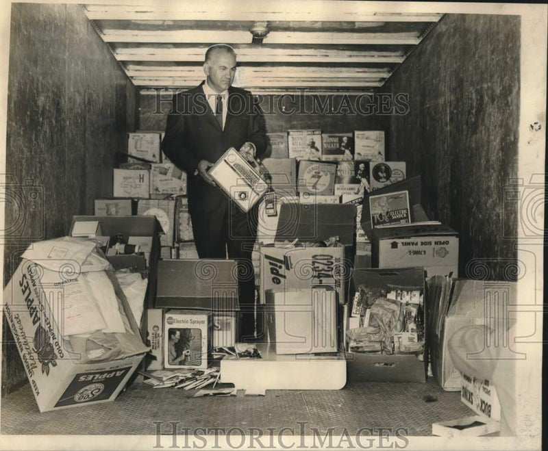 Load image into Gallery viewer, 1967 Press Photo Private investigator Joseph A. Oster checks stolen merchandise
