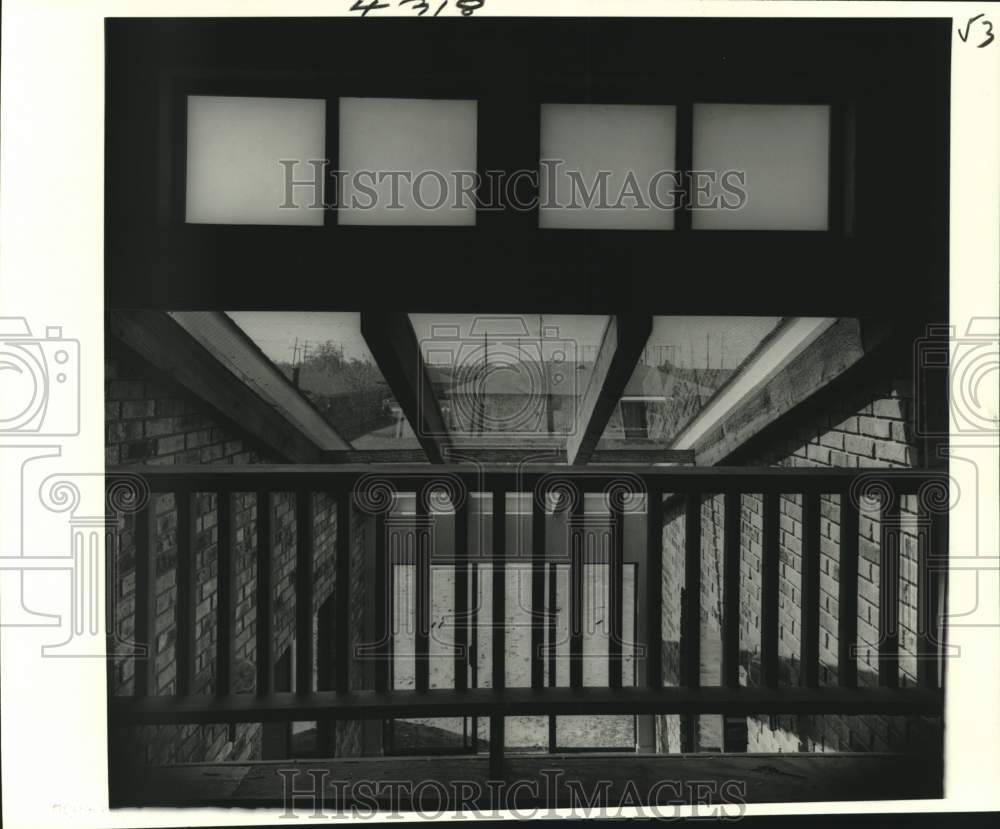 1980 Press Photo View of Oster&#39;s solar home from a second-floor loft- Historic Images