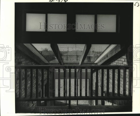 1980 Press Photo View of Oster's solar home from a second-floor loft- Historic Images
