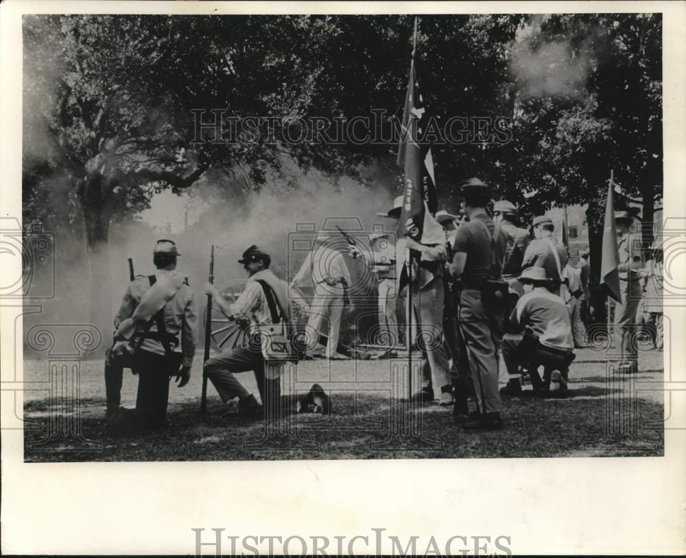 1989 Press Photo Mock battles held at the old Port Hudson Battlefield- Historic Images