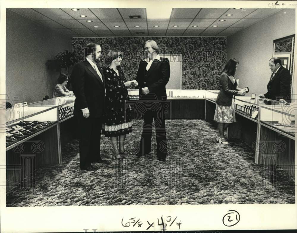 1978 Press Photo Tom Daigle, manager of Pontchartrain Jewelers receives the keys- Historic Images