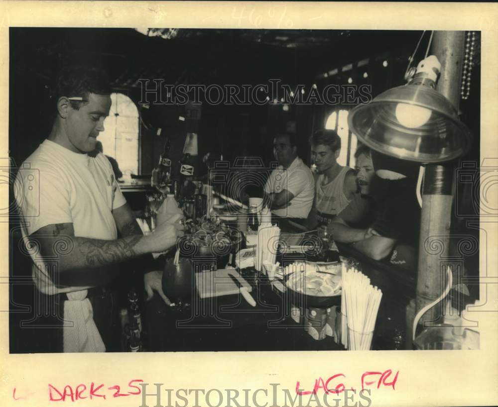 1992 Press Photo Bartender Philip Jackson makes tropical drink at Port of Call- Historic Images