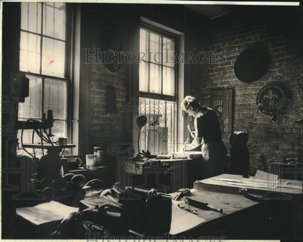 1973 Press Photo Wood Carver Louis Otto works at his "Au Bois Sculpte" shop