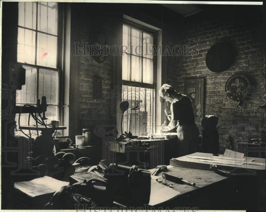 1973 Press Photo Wood Carver Louis Otto works at his "Au Bois Sculpte" shop