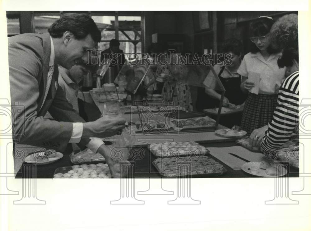 1989 Press Photo Students of the Our Lady of the Lake School prepare breakfast- Historic Images