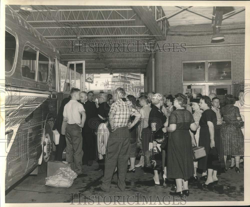 1959 Press Photo Crowd waiting to board bus for Mexico - nob59823