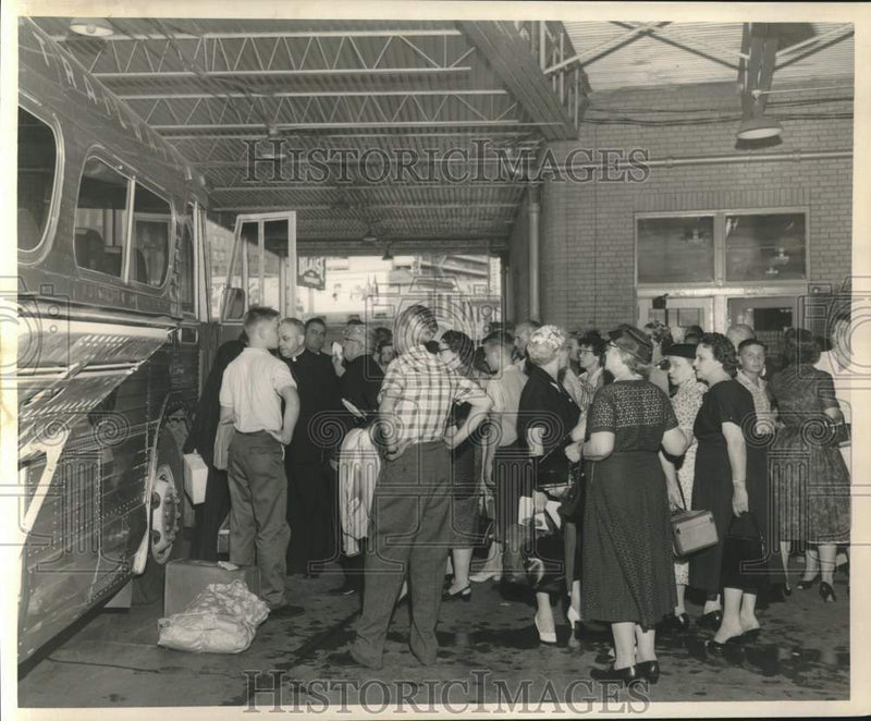 Load image into Gallery viewer, 1959 Press Photo Crowd waiting to board bus for Mexico - nob59823
