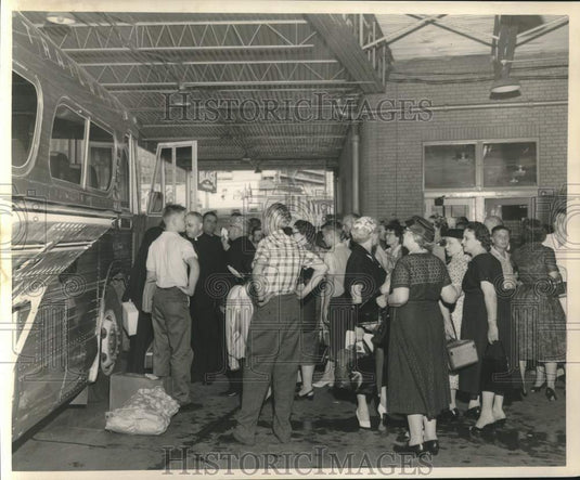 1959 Press Photo Crowd waiting to board bus for Mexico - nob59823