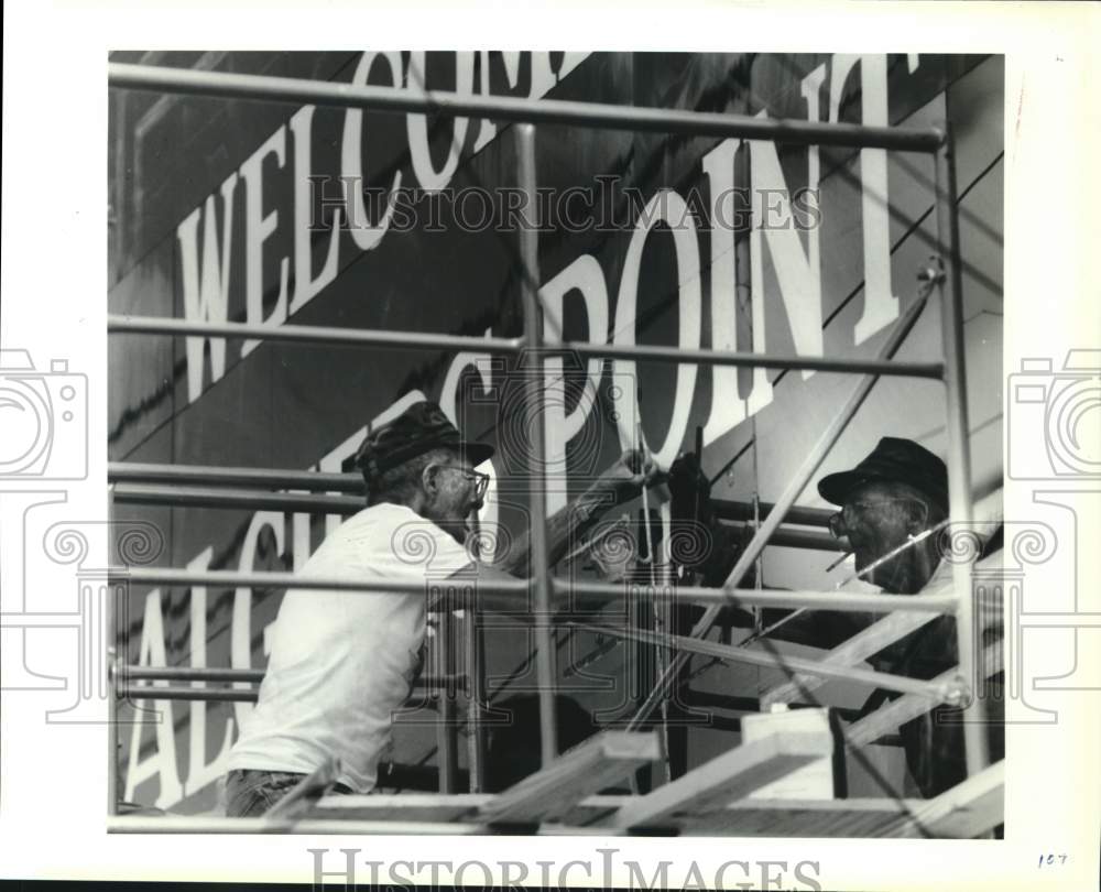 1990 Press Photo Norman Henderson and Blaine Kern paint sign in Algiers- Historic Images