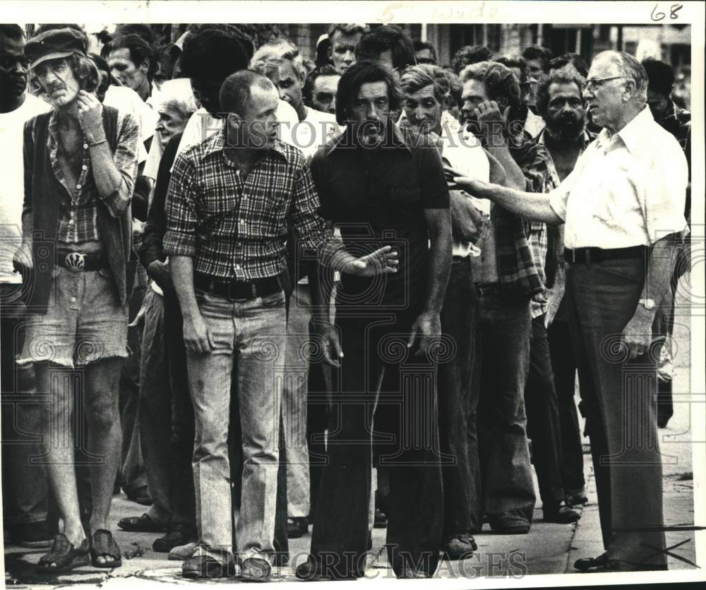 1978 Press Photo Camp Street transients wait for a free meal in Ozanam Inn