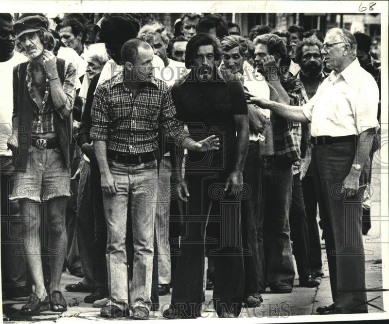 Load image into Gallery viewer, 1978 Press Photo Camp Street transients wait for a free meal in Ozanam Inn
