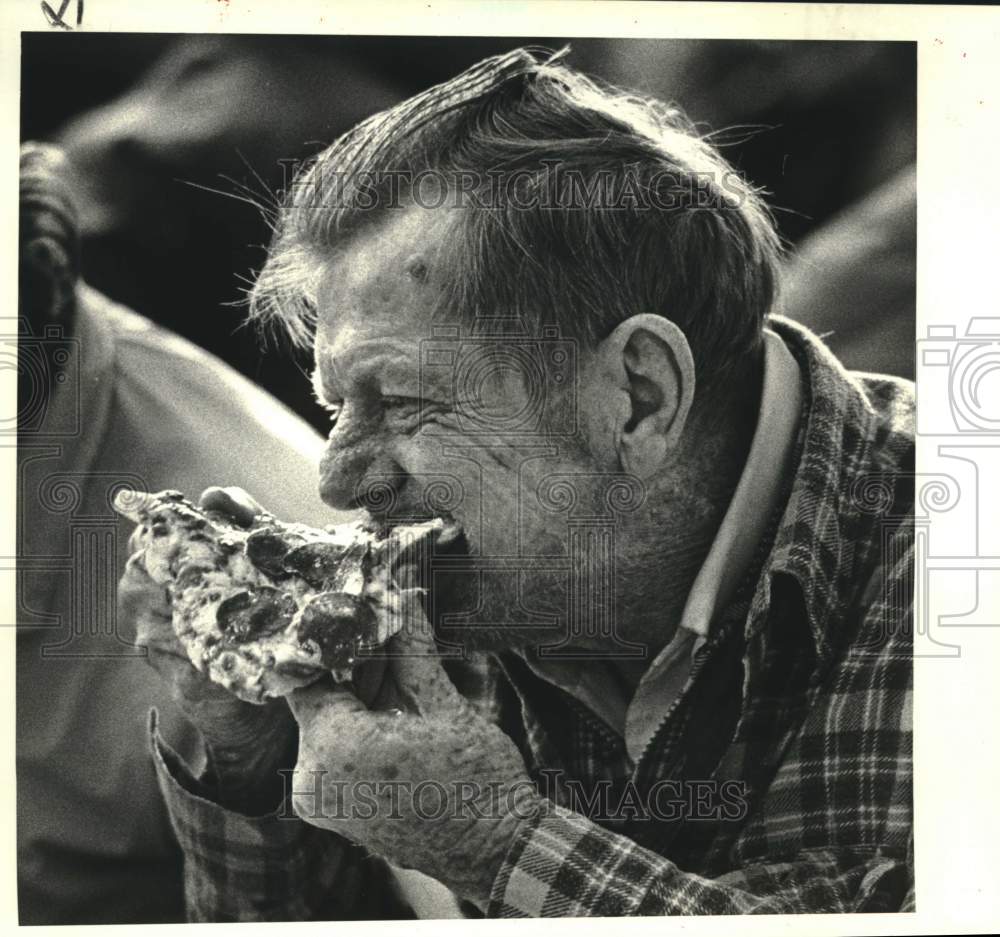 1987 Press Photo Huey Shelton, of New Orleans eats pizza at Ozanam Inn- Historic Images