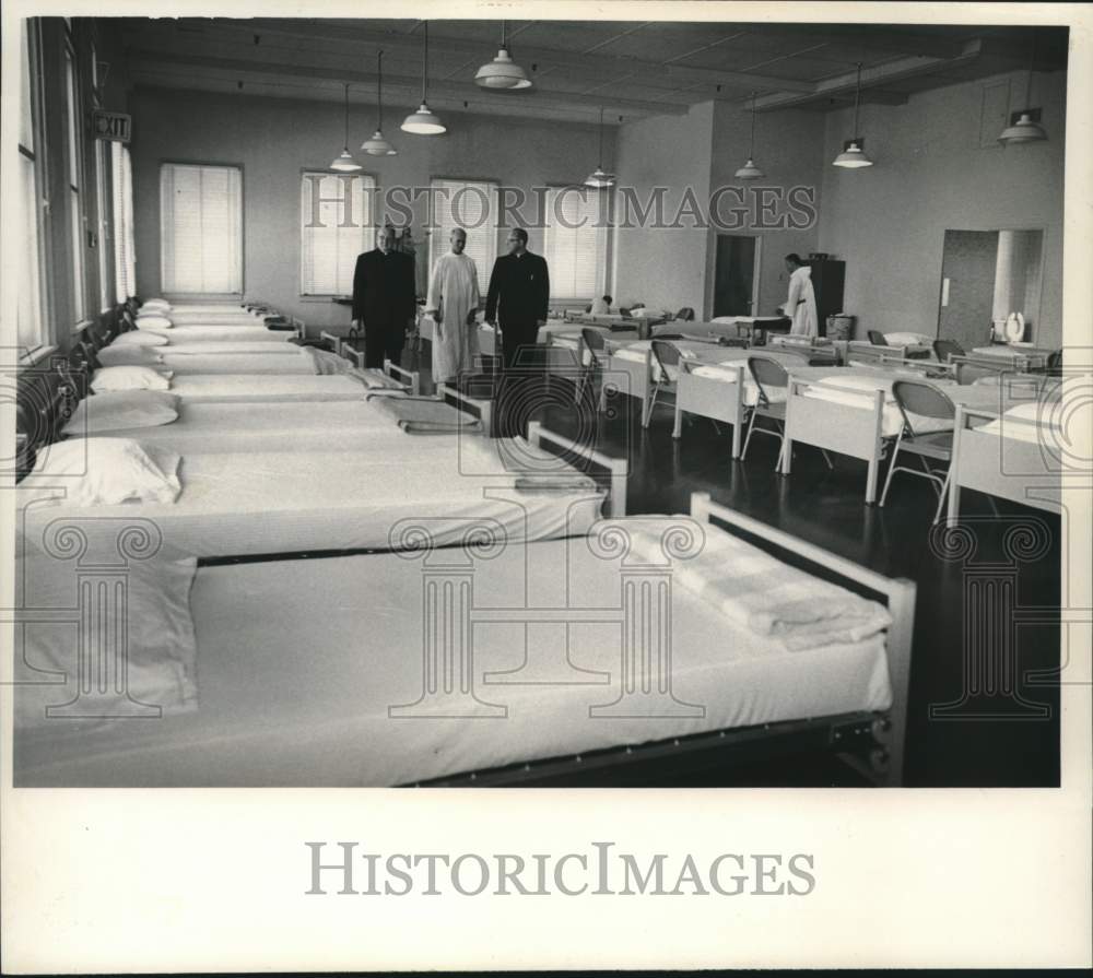 1965 Press Photo Archbishop John Cody and others tour the quarters at Ozanam Inn