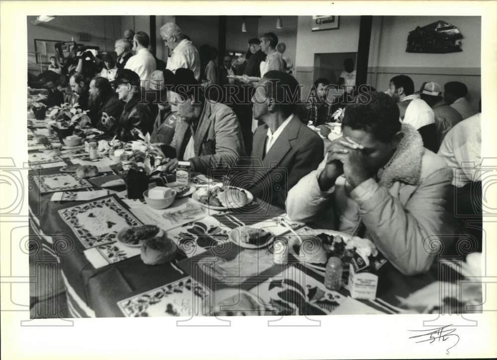 1988 Press Photo Homeless men &amp; women at a Christmas dinner at Ozanam Inn- Historic Images