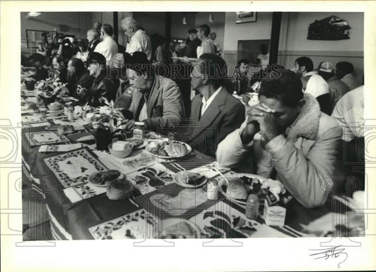 1988 Press Photo Homeless men & women at a Christmas dinner at Ozanam Inn- Historic Images
