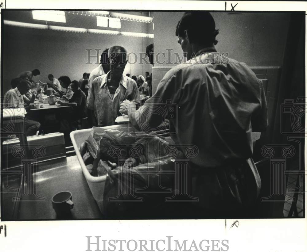 1980 Press Photo Homeless man gets his dinner at Ozanam Inn - nob59869