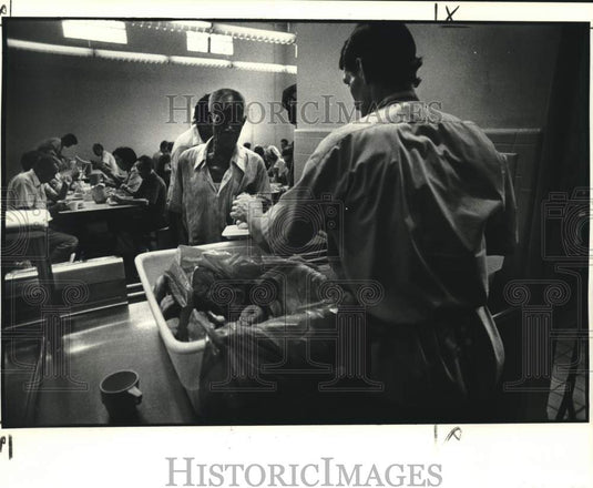 1980 Press Photo Homeless man gets his dinner at Ozanam Inn - nob59869