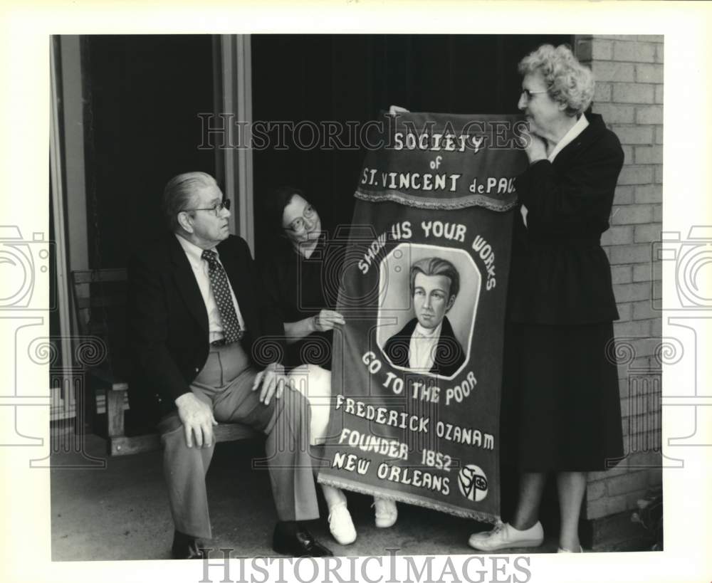 1991 Press Photo St. Vincent Society subjects with Society Banner- Historic Images