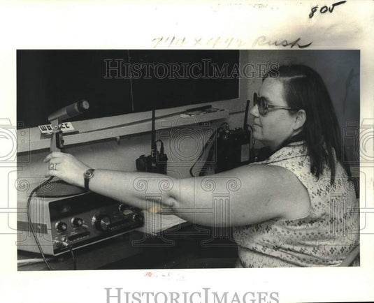 1980 Press Photo Terry Riviere reaches for a Microphone during emergency - Historic Images