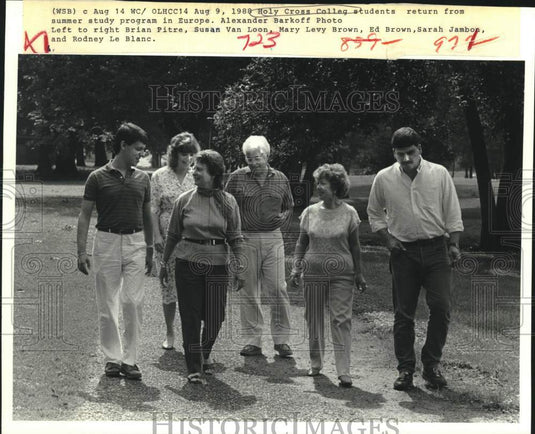 1988 Press Photo Holy Cross College students return from study program in Europe- Historic Images