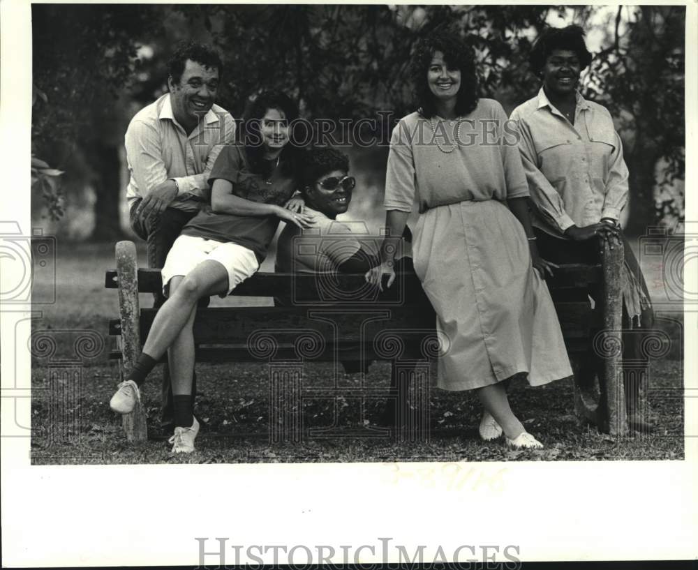 1986 Press Photo Student Group of Holy Cross College traveled to Big Stone Gap- Historic Images