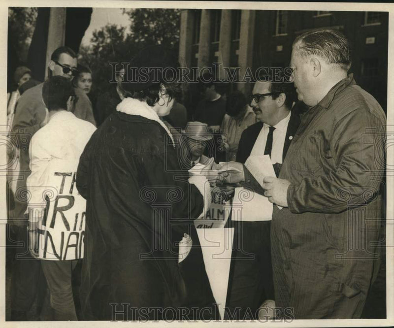 Load image into Gallery viewer, 1966 Press Photo Pacifists gather during an event - nob59918
