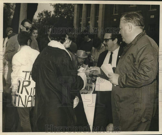 1966 Press Photo Pacifists gather during an event - nob59918