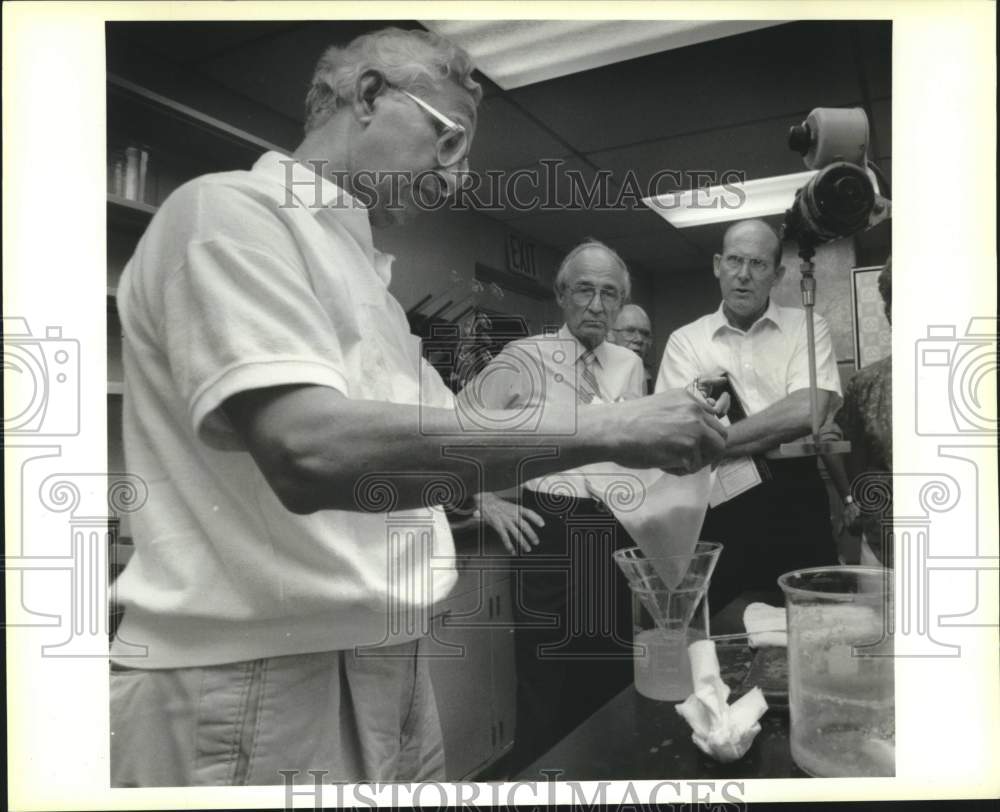 1990 Press Photo Suren Mital of Pacific Molasses Co. makes cattle feed mix- Historic Images