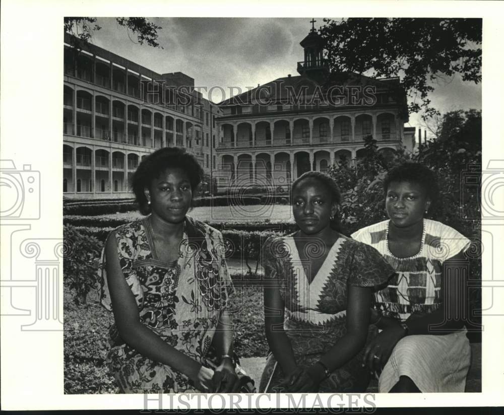 1983 Press Photo Nigerian undergraduates relax at St. Mary&#39;s Dominican College- Historic Images