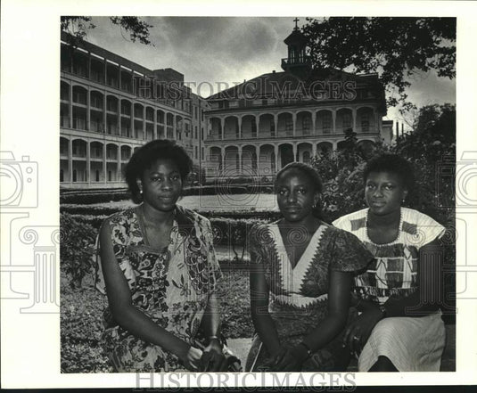1983 Press Photo Nigerian undergraduates relax at St. Mary's Dominican College- Historic Images