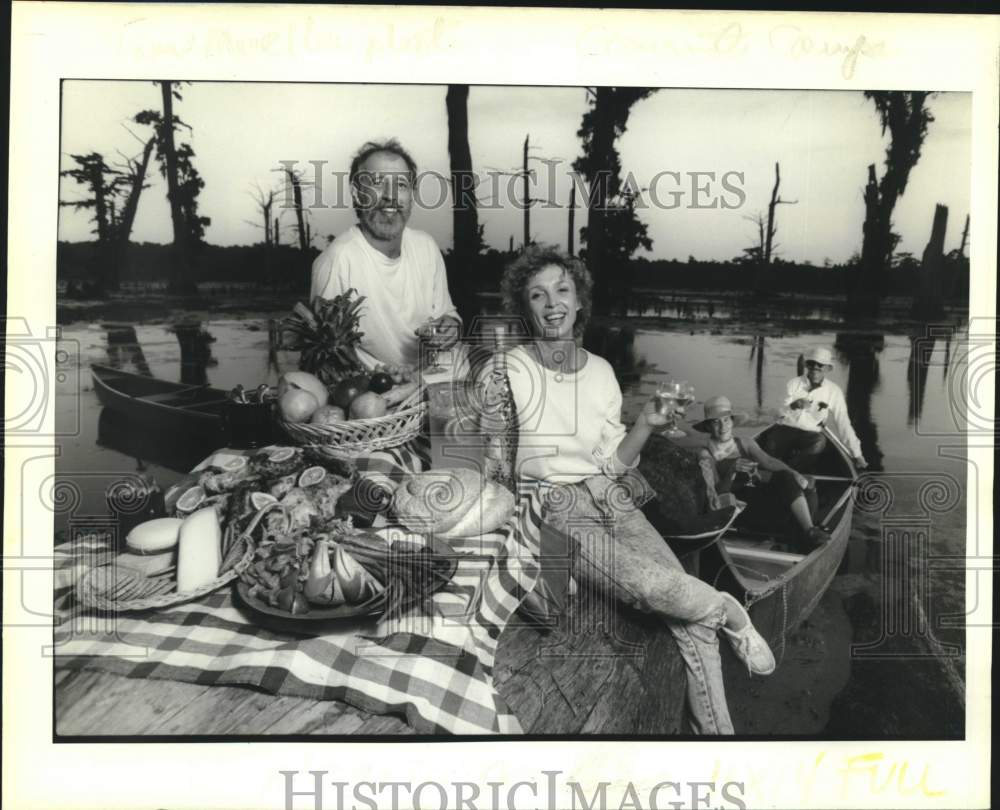 1989 Press Photo Couples with food: Gourmet Camper cookbook- Historic Images