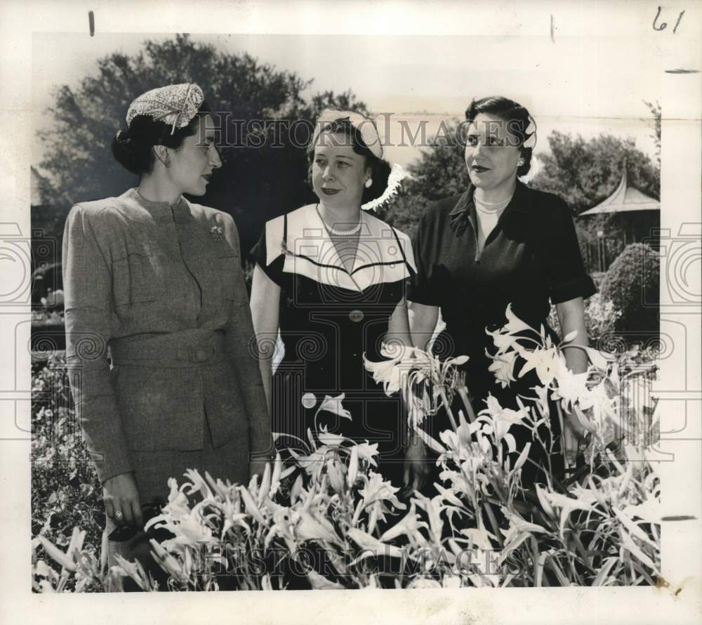 1954 Press Photo Chairmen of the Statewide Daylily show with day lilies