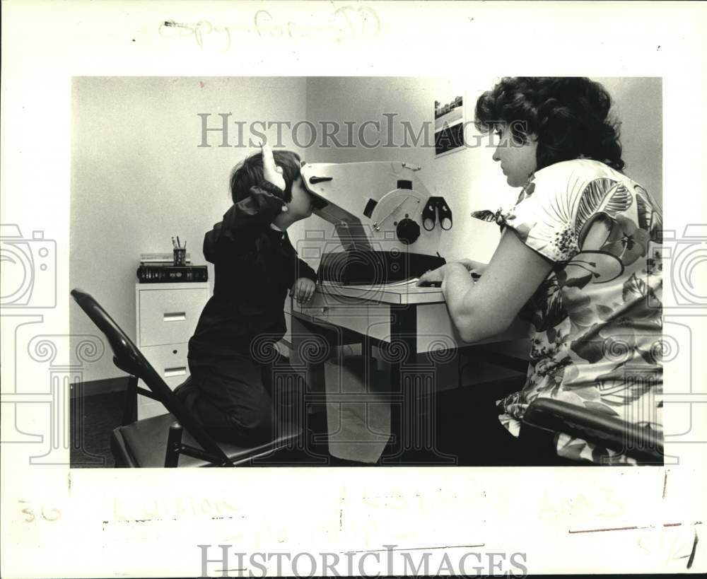 1985 Press Photo Michael Herbert gets vision screening by Nancy Merrick- Historic Images