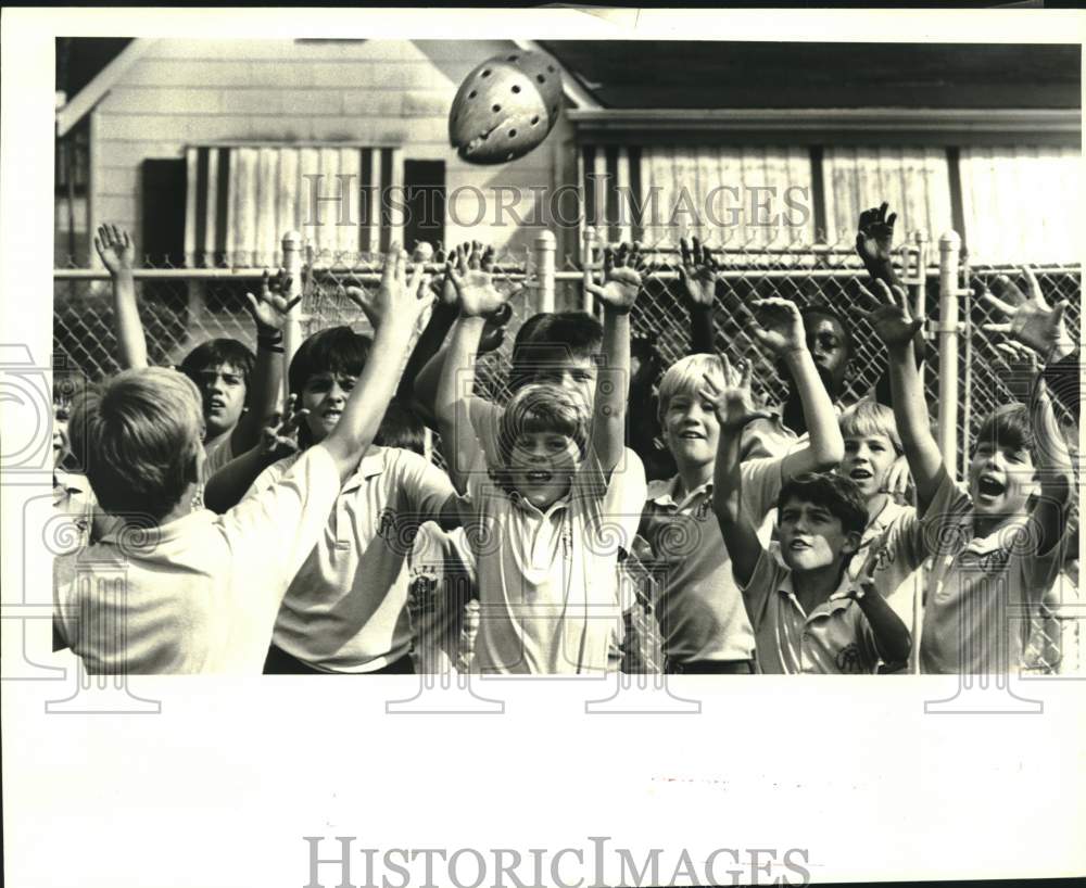 1986 Press Photo Quarterback Stephen Chuilli toss a pass during recess- Historic Images