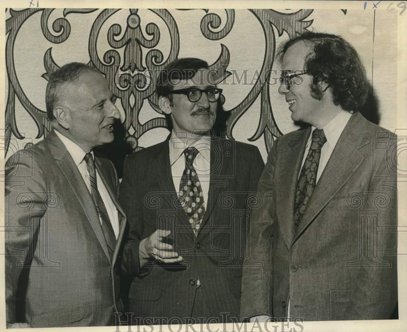 Load image into Gallery viewer, 1973 Press Photo Dick Ostling and others attend Religious Newswriters meeting
