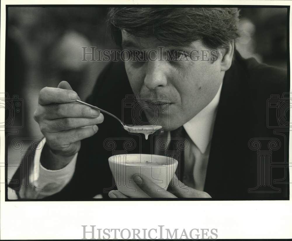 1984 Press Photo Rob Osterle of Tujuagues Restaurant tries crab &amp; spinach bisque- Historic Images