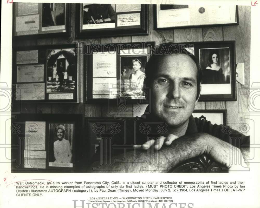 1984 Press Photo Autoworker Walt Ostromecki shows collectibles from first ladies- Historic Images