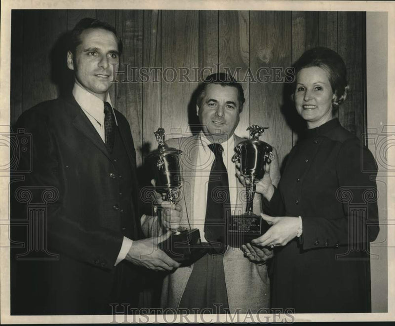 Load image into Gallery viewer, 1971 Press Photo Mike Paciera, Teddy Cox and Mrs. V.J. Marcello - nob60130
