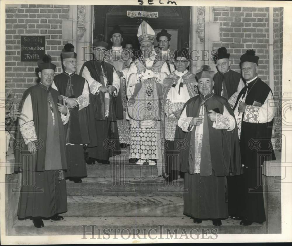 1960 Press Photo Participants in the mass for Our Lady of Prompt Succor