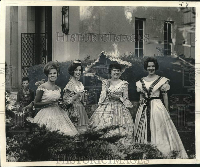 Load image into Gallery viewer, 1965 Press Photo Servers at the Confederate Tea of the Oxford Pilgrimage
