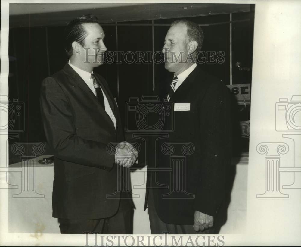 1968 Press Photo Tex Kilpatrick &amp; Gugielmo during Insurance meeting at Roosevelt- Historic Images