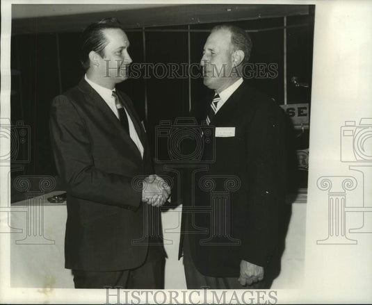 1968 Press Photo Tex Kilpatrick & Gugielmo during Insurance meeting at Roosevelt- Historic Images