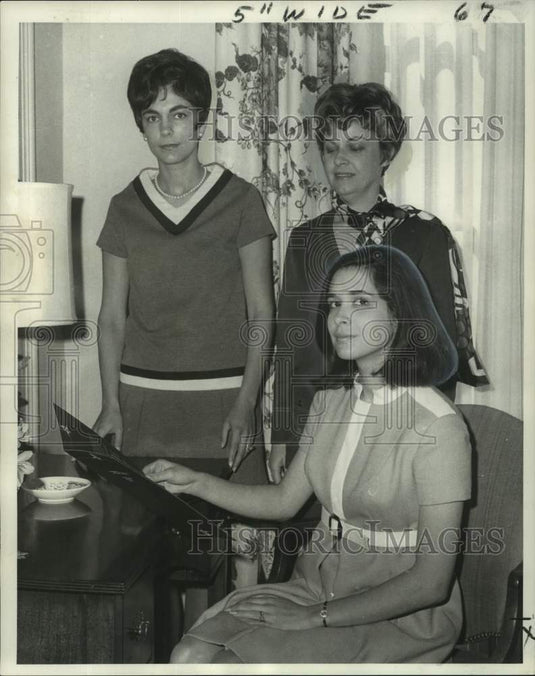 1970 Press Photo Symphony Society's Junior Committee- Fund Raising Drive- Historic Images
