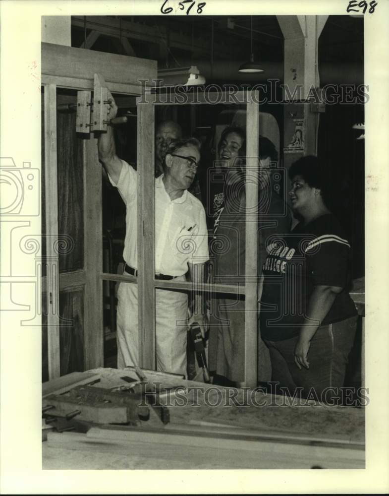 1981 Press Photo William Kearney pointing out some carpentry work to students.- Historic Images