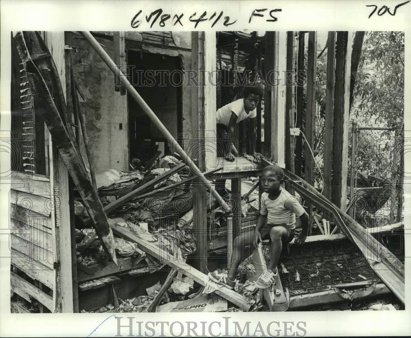 Load image into Gallery viewer, 1977 Press Photo Abandoned Uptown House Is A Hazard For Children, New Orleans
