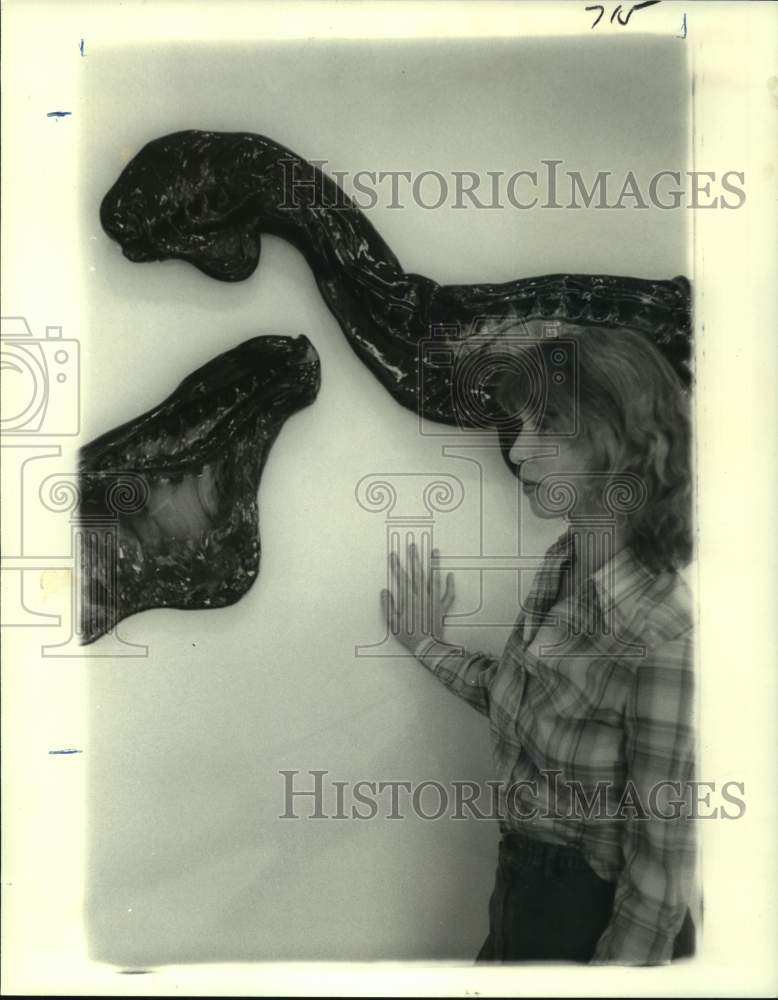 Load image into Gallery viewer, 1980 Press Photo "Magnus Morley" by J. Kenneth Edmeston in "Other Works" exhibit
