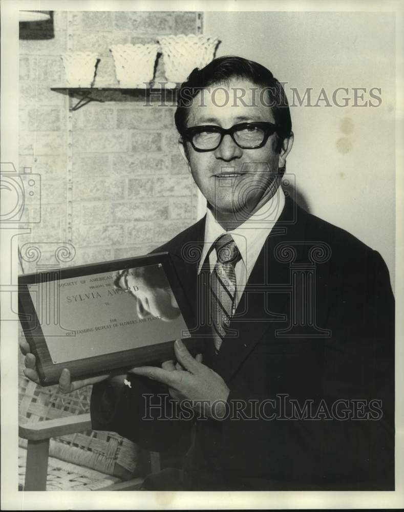 1970 Press Photo Local Florist Irwin J. Kilday Holds Florists Academy Plaque- Historic Images