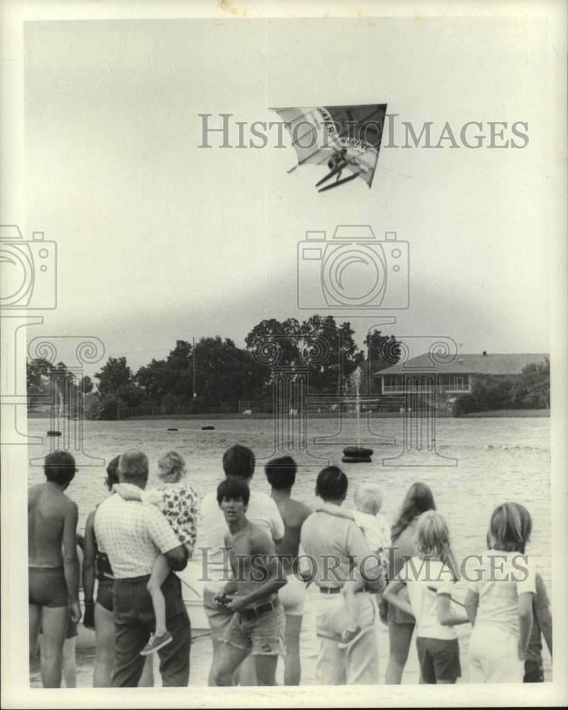 1973 Press Photo Kite-Skiing demonstration on the lake - nob61494- Historic Images