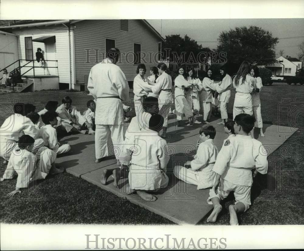 1971 Press Photo Judo - Girls doing a few uchi komi&#39;s - nob61608