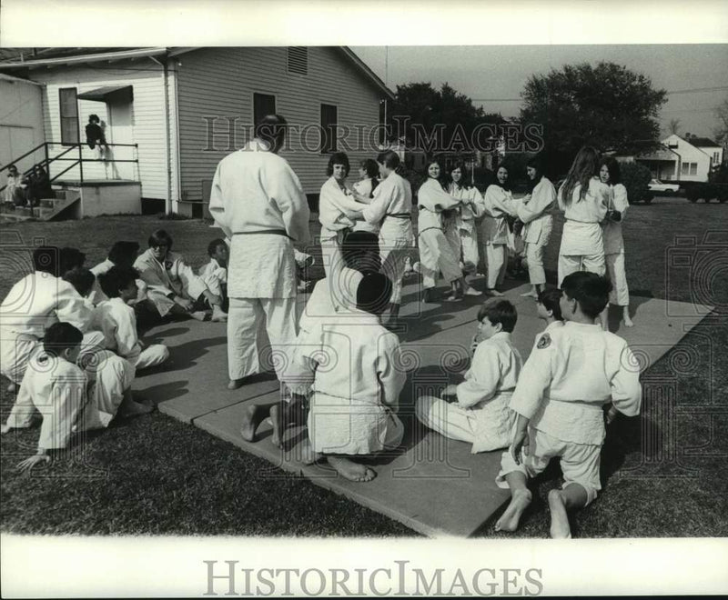 Load image into Gallery viewer, 1971 Press Photo Judo - Girls doing a few uchi komi's - nob61608
